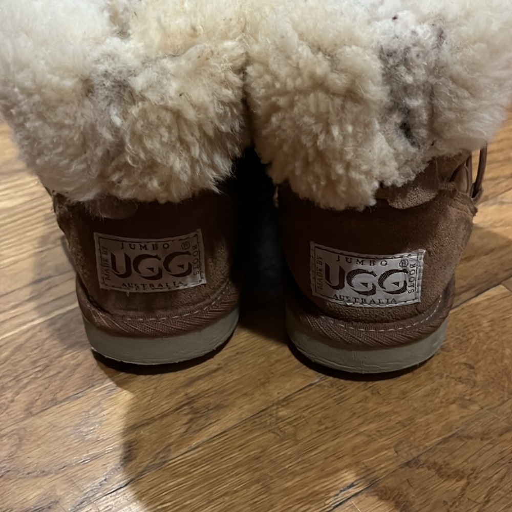 Women’s UGG boots - Picture 3 of 8